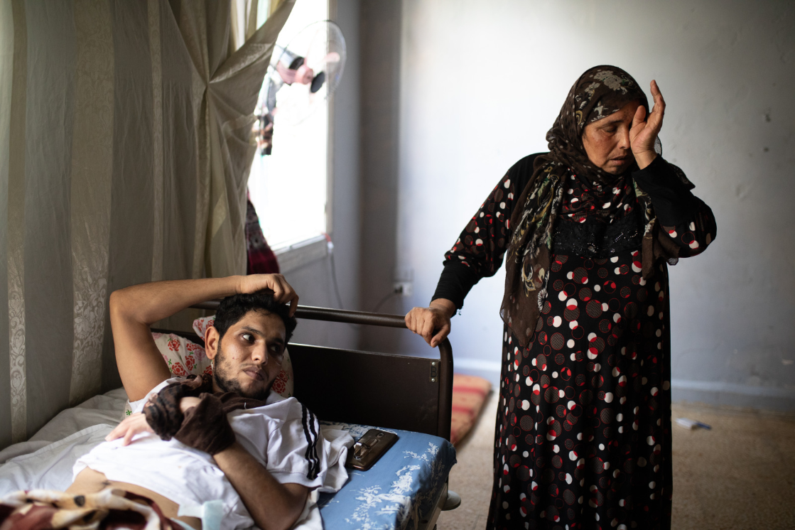 Beyrouth, Liban. Ramadan Haj Dandal 23, et sa mère Houriya Dandal, d'Alep, dans leur maison à Beyrouth. 