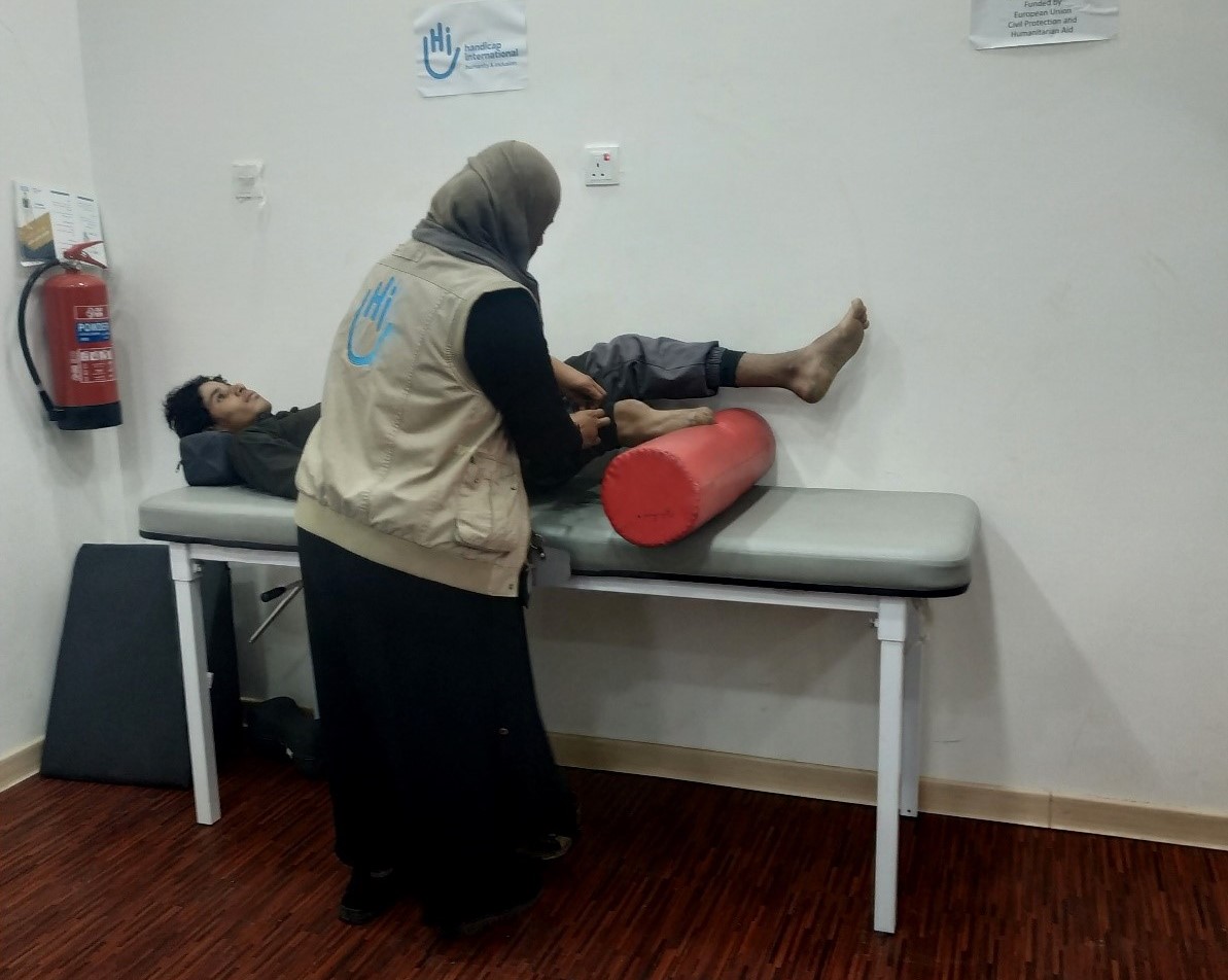 Abdel a 16 ans lorsqu’il marche sur une mine qui explose et lui arrache la jambe. HI lui vient en aide dans sa reconstruction