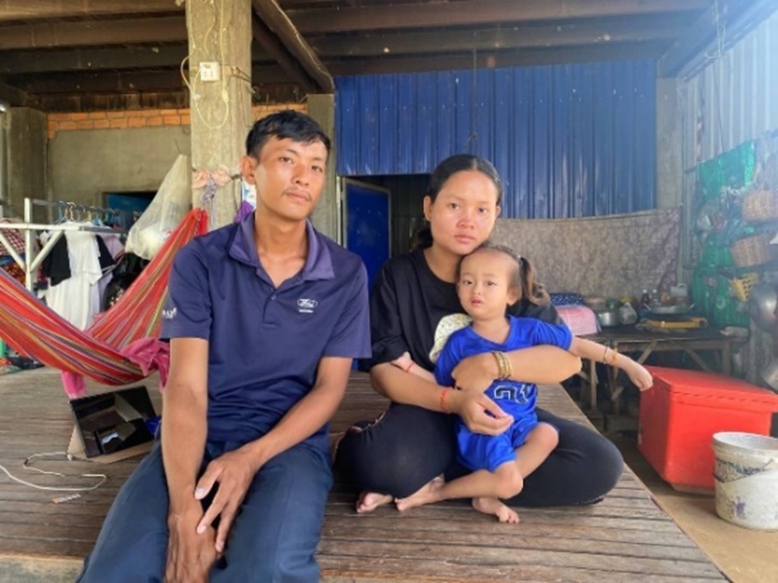 Les parents de Nakry, 3 ans, handicapée de naissance suite à une paralysie cérébrale sont très satisfaits de l’application OpenTeleRehab, qu’ils utilisent pour les exercices quotidiens de leur petite fille.  