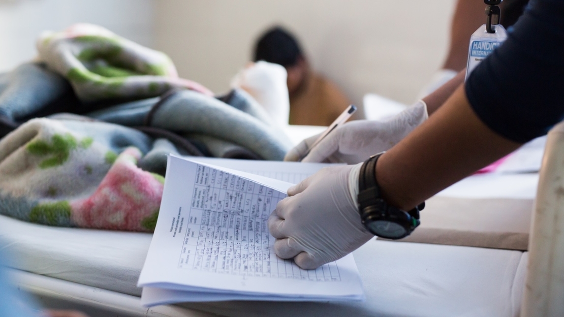 L’équipe HI évalue les besoins des personnes blessées par le séisme à l'hôpital Bir – Népal, avril 2015