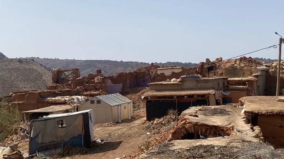 Des maisons sont détruites, des abris ont été installés pour la population. 