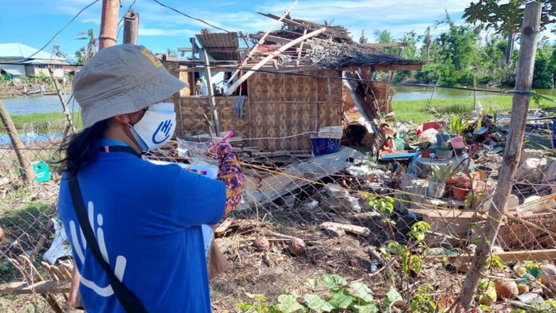 évaluer les besoins dans la région touchée.  ARCHIVE : Melanie Ruiz évaluant les dommages après le typhon Odette en décembre 2021. Philippines.