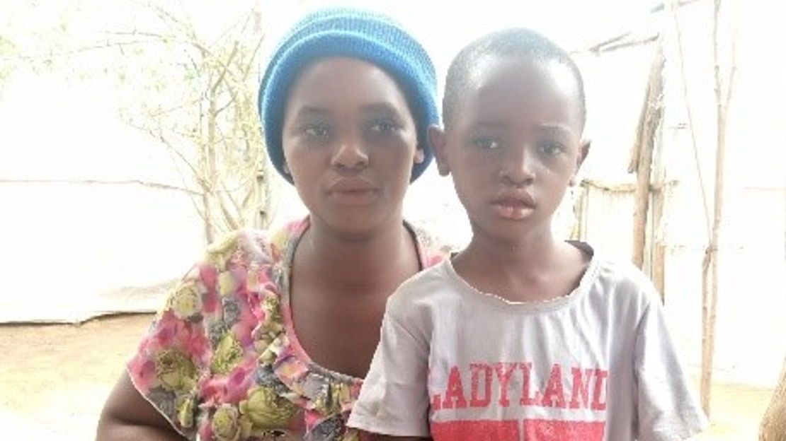 Rashid et Julienne, sa mère au camp de Kakuma au Kenya en avril 2022. 