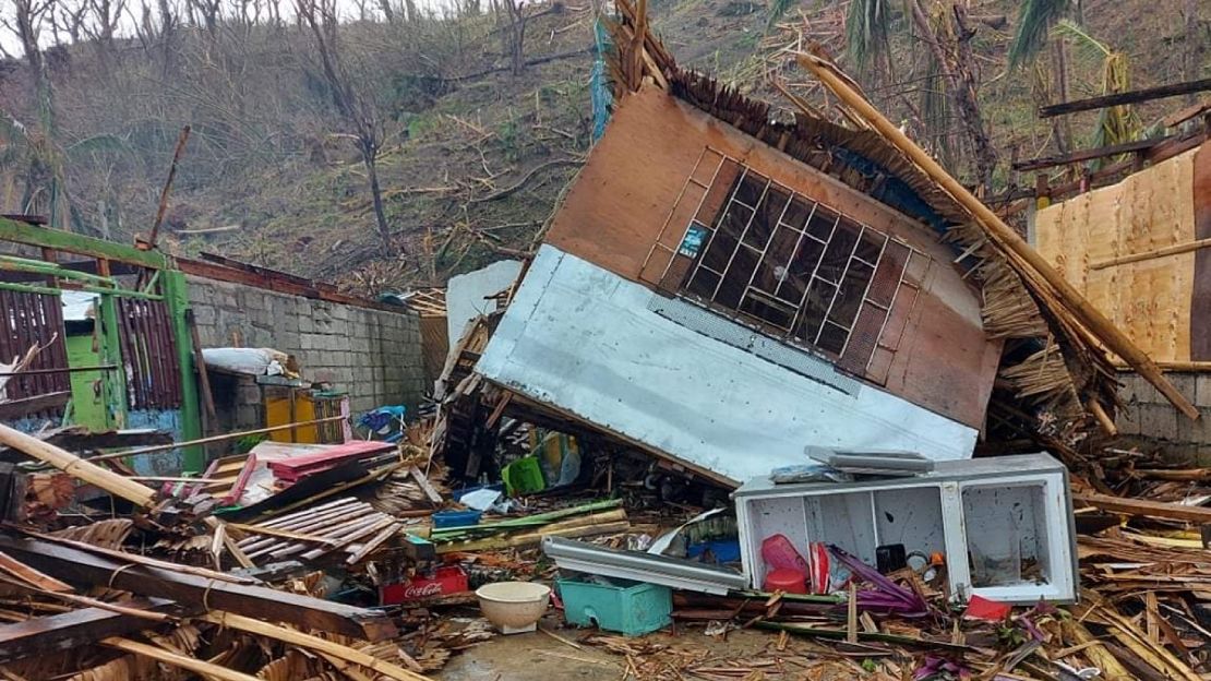 Maison détruite par le typhon Goni (Rolly) aux Philippines, 2020