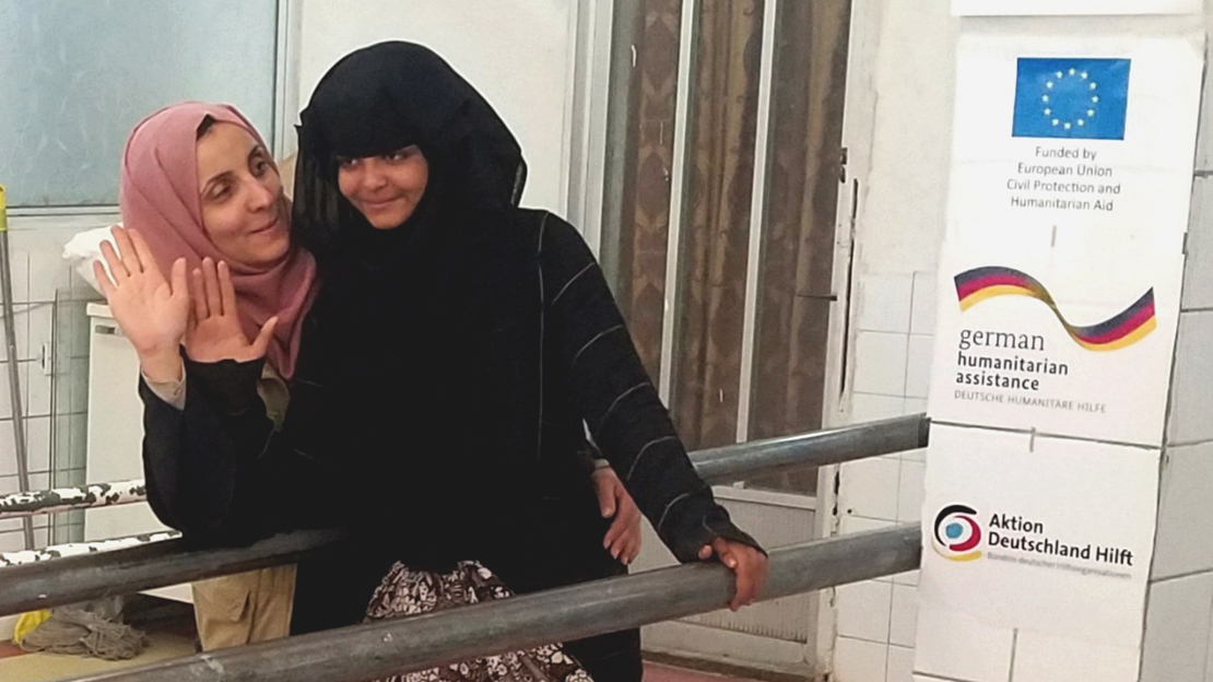 Heba avec Fadia, la physiothérapeute de HI.