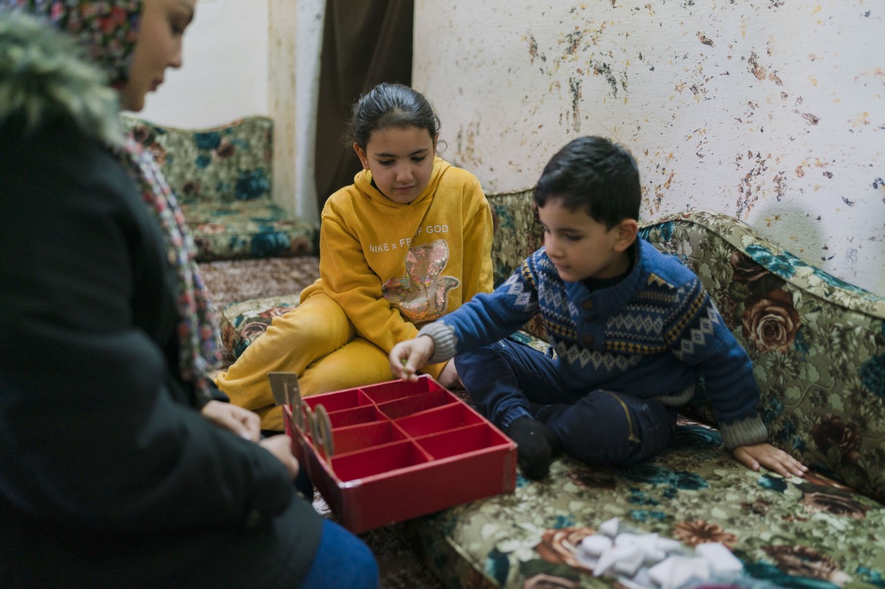 Sheima et Khaled sont comme les doigts de la main. L’adolescente de 13 ans s’implique beaucoup dans les exercices de son petit frère