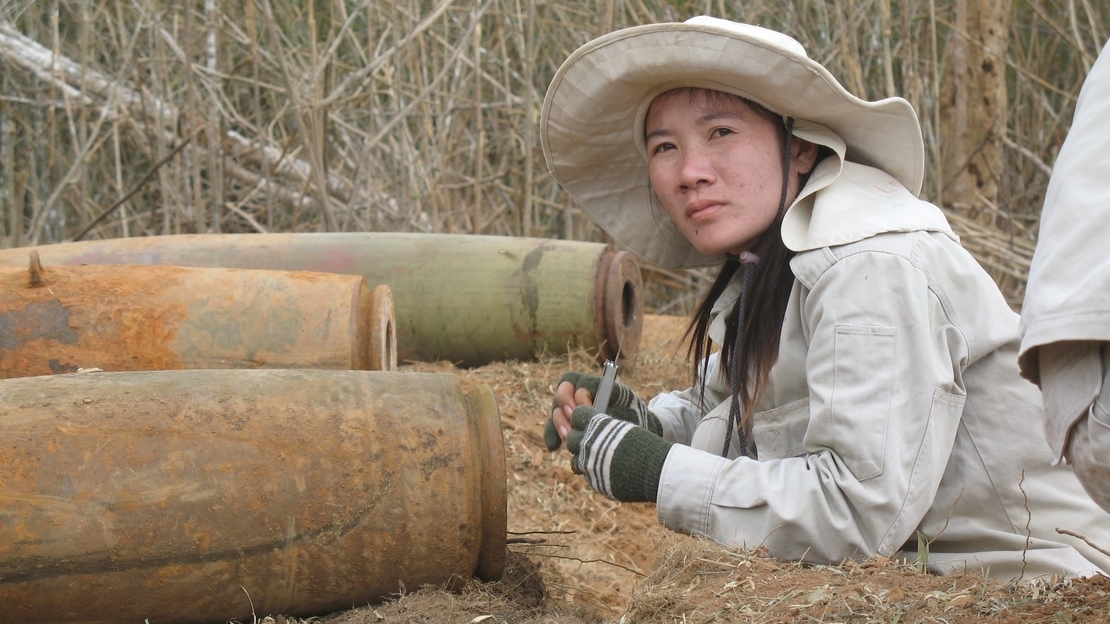 Lamngueun a rejoint Handicap International en 2006 comme experte en neutralisation des explosifs. Aujourd'hui, elle dirige une équipe de déminage.