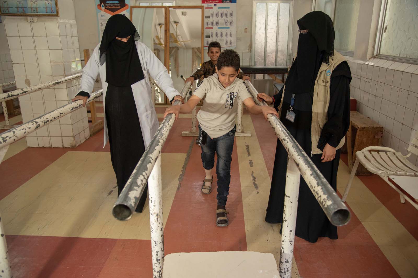 Jeune enfant béninois à l'école avec des béquilles